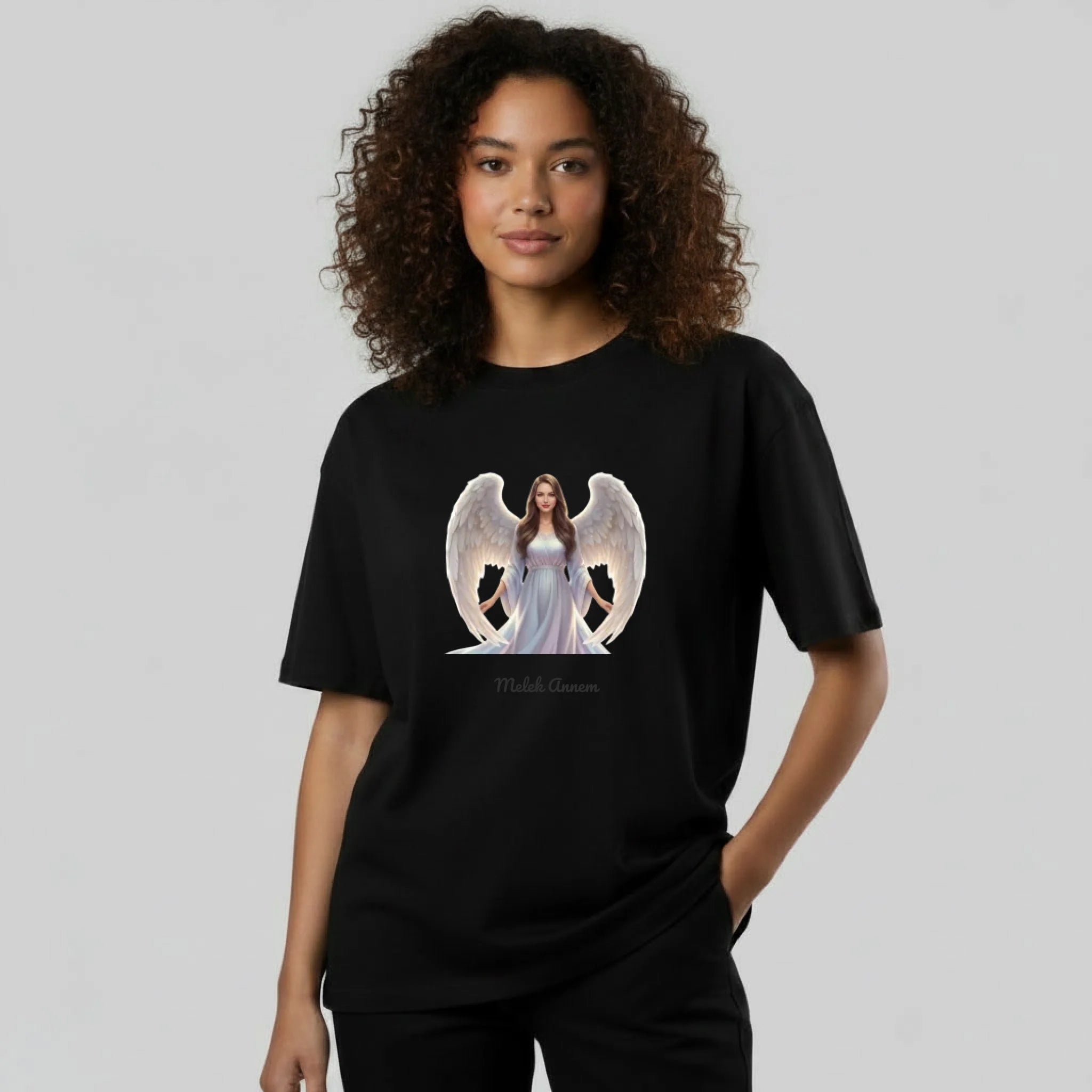 gemini-2.5-flash-image_aynı_görsel_aynı_tişört_manken_farklı_bir_kadın_manken_olsun-0