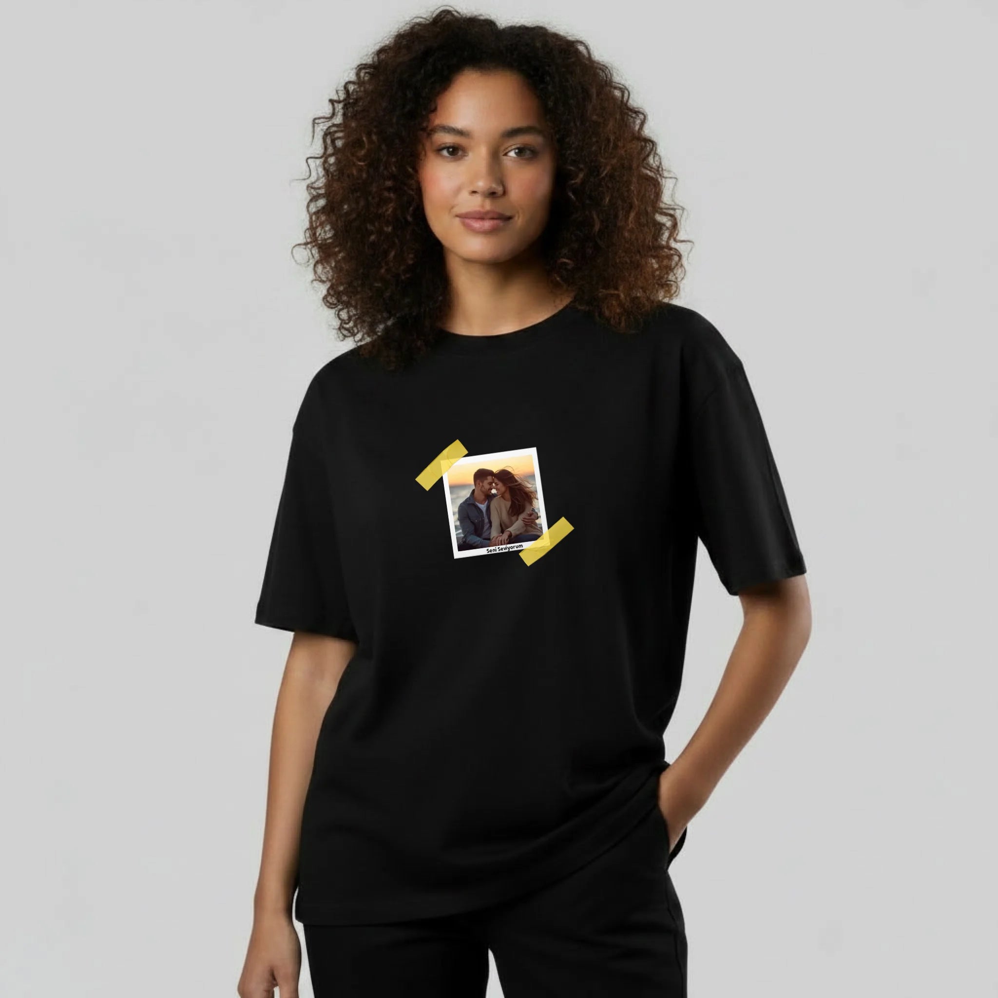 gemini-2.5-flash-image_aynı_görsel_aynı_tişört_manken_farklı_bir_kadın_manken_olsun-0