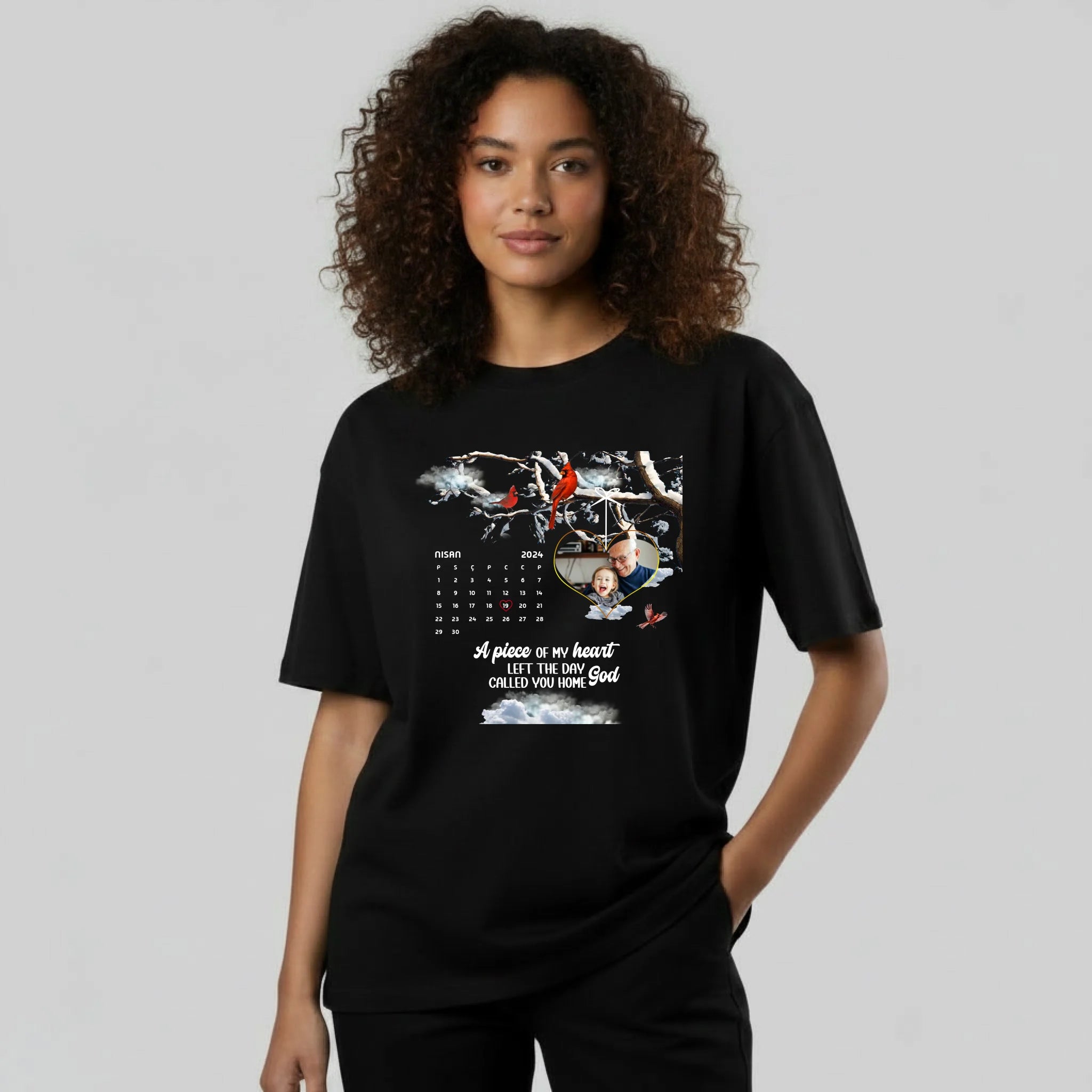 gemini-2.5-flash-image_aynı_görsel_aynı_tişört_manken_farklı_bir_kadın_manken_olsun-0