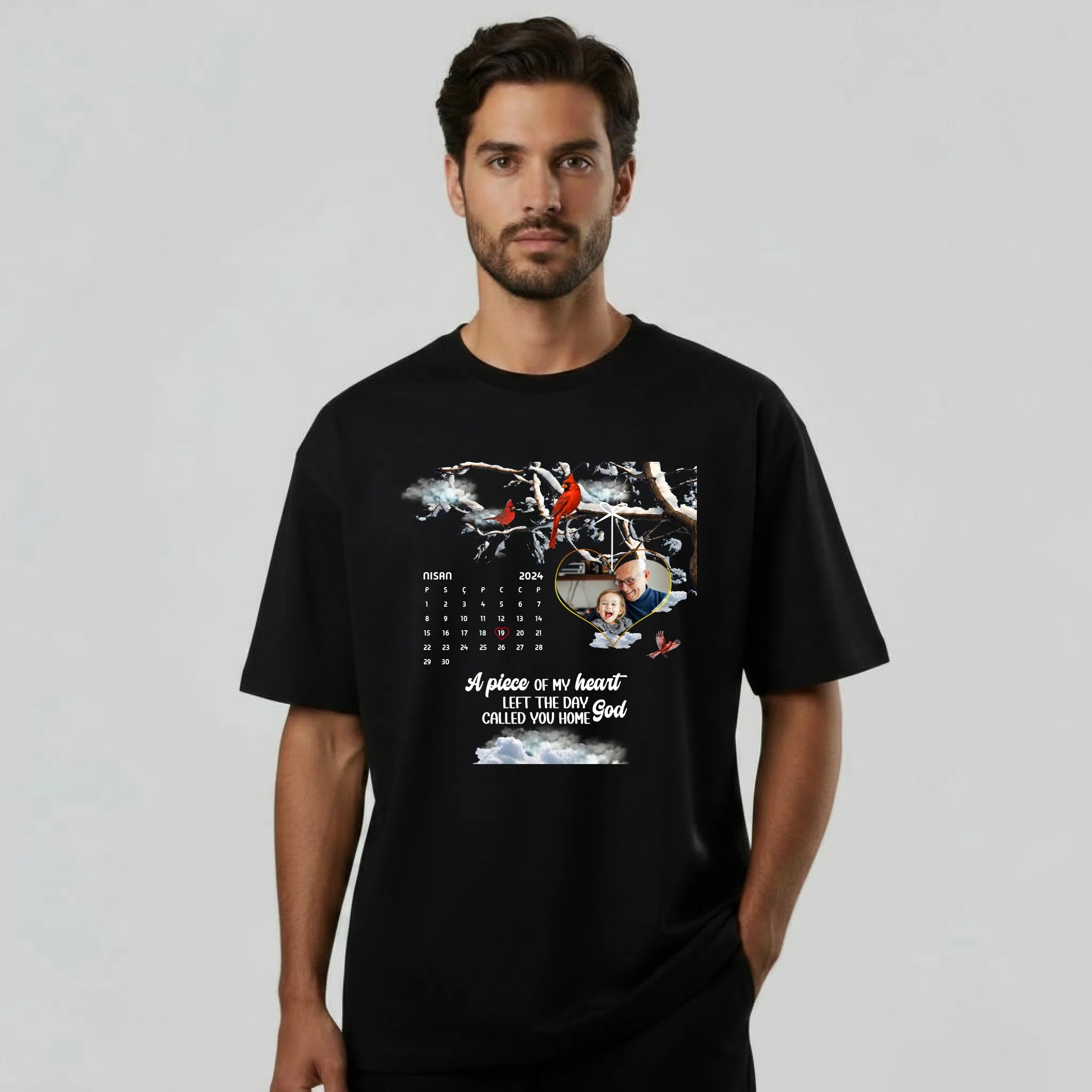 gemini-2.5-flash-image_aynı_görsel_aynı_tişört_manken_farklı_bir_erkek_manken_olsun-0