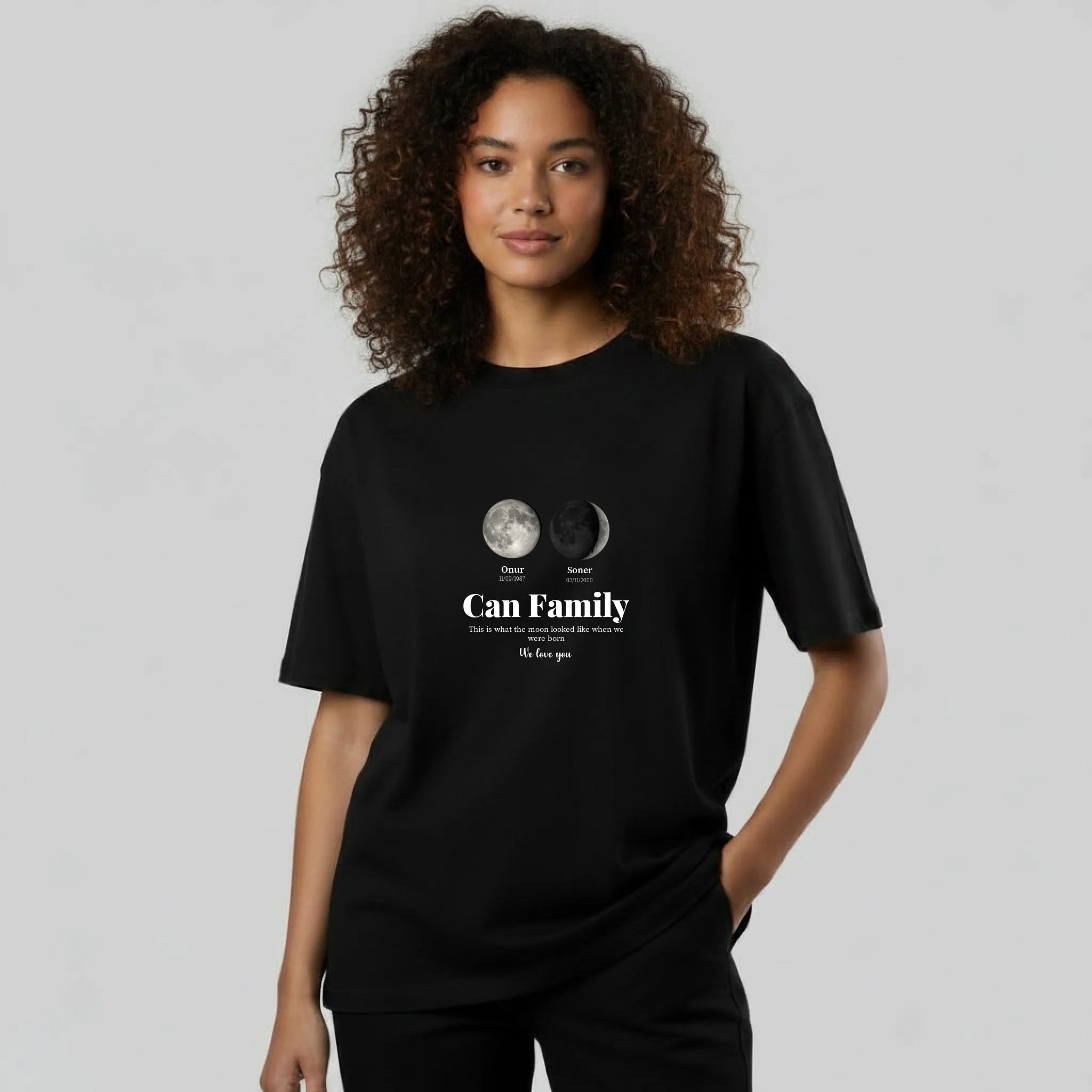 gemini-2.5-flash-image_aynı_görsel_aynı_tişört_manken_farklı_bir_kadın_manken_olsun-0