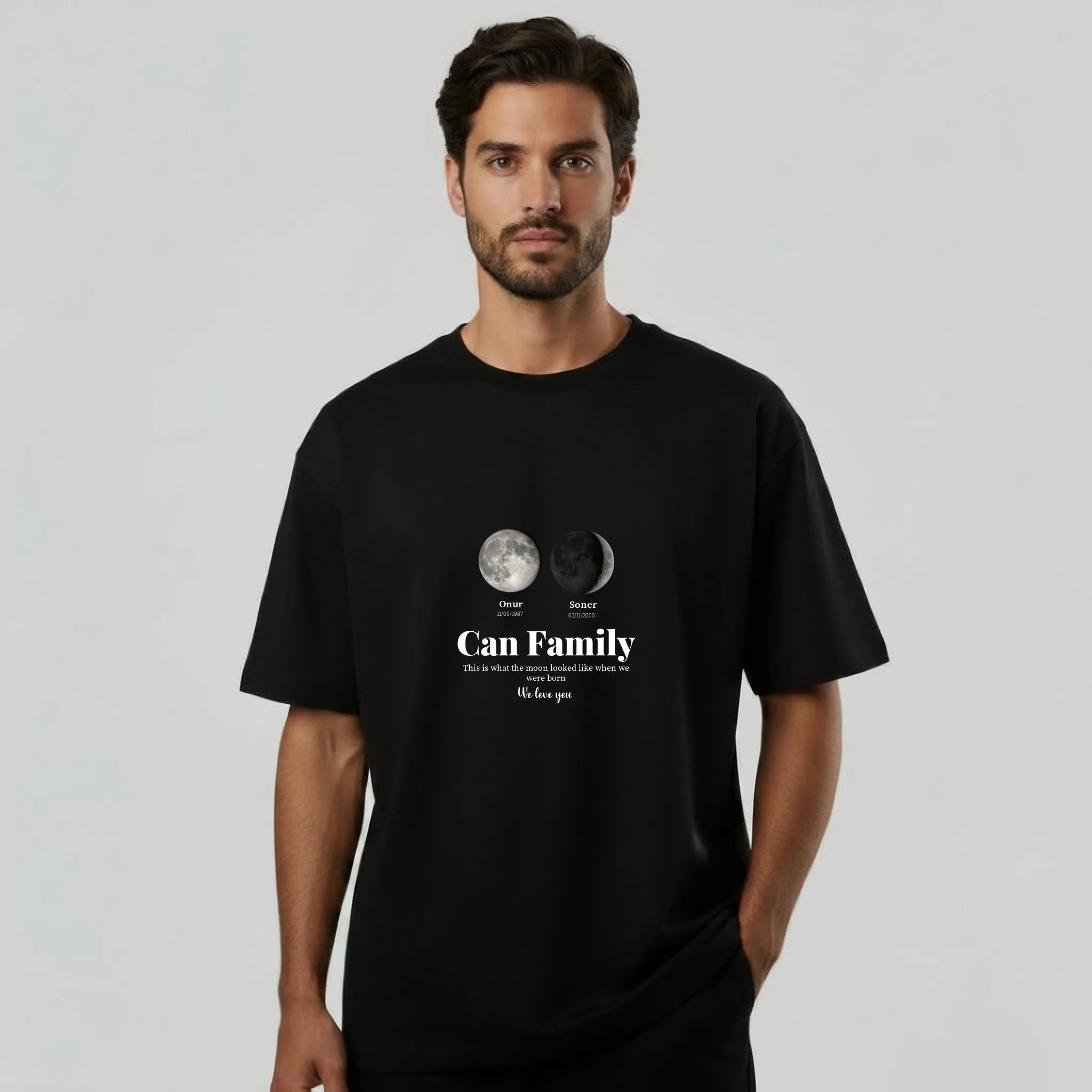 gemini-2.5-flash-image_aynı_görsel_aynı_tişört_manken_farklı_bir_erkek_manken_olsun-0