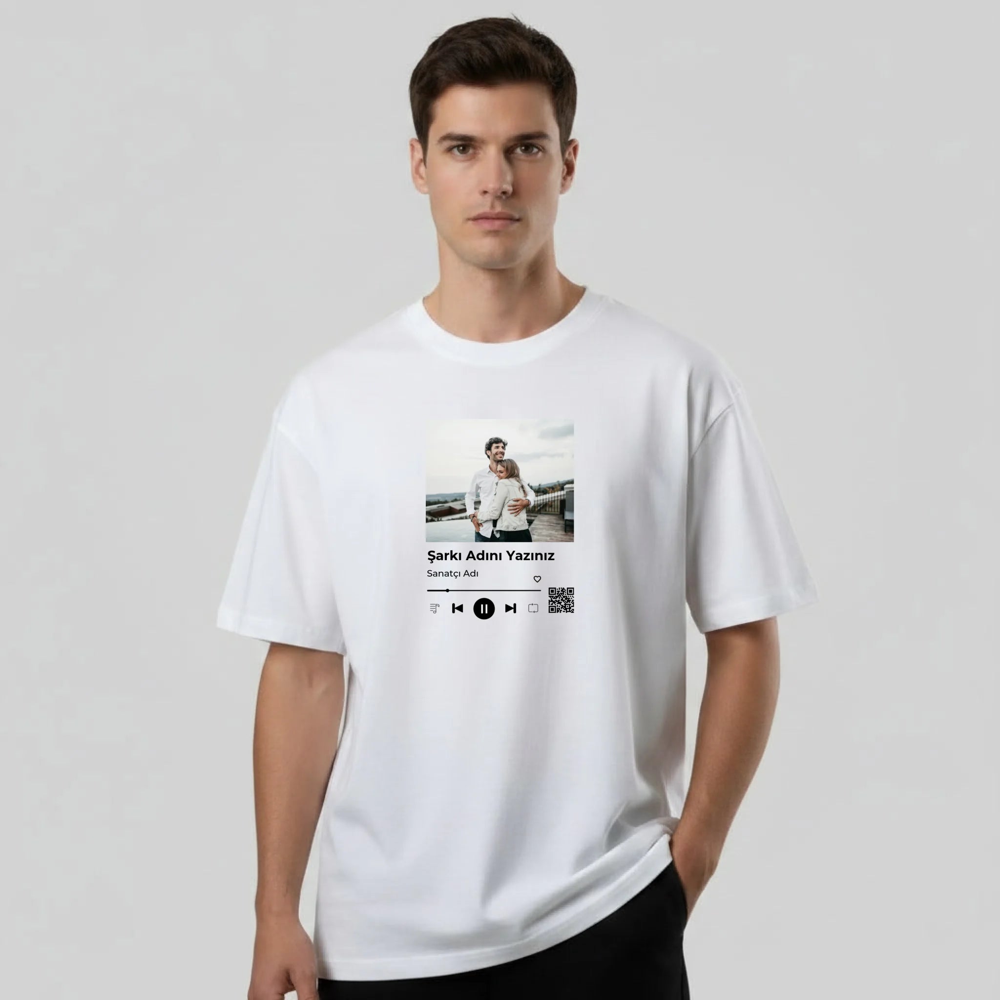 gemini-2.5-flash-image_aynı_görselin_erkek_modelini_istiyorum._tişört_aynı_geniş_kalıp._yarı_ov-0