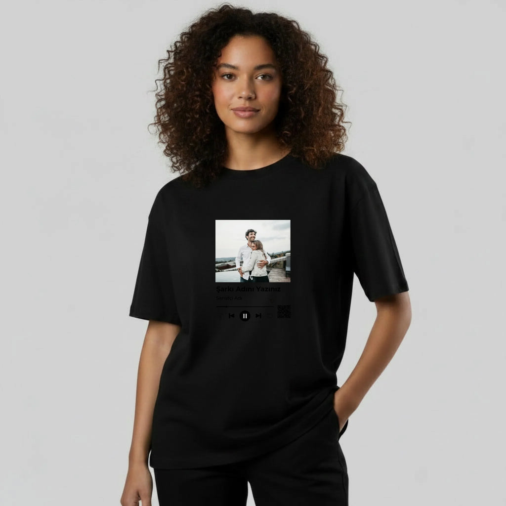 gemini-2.5-flash-image_aynı_görsel_aynı_tişört_manken_farklı_bir_kadın_manken_olsun-0