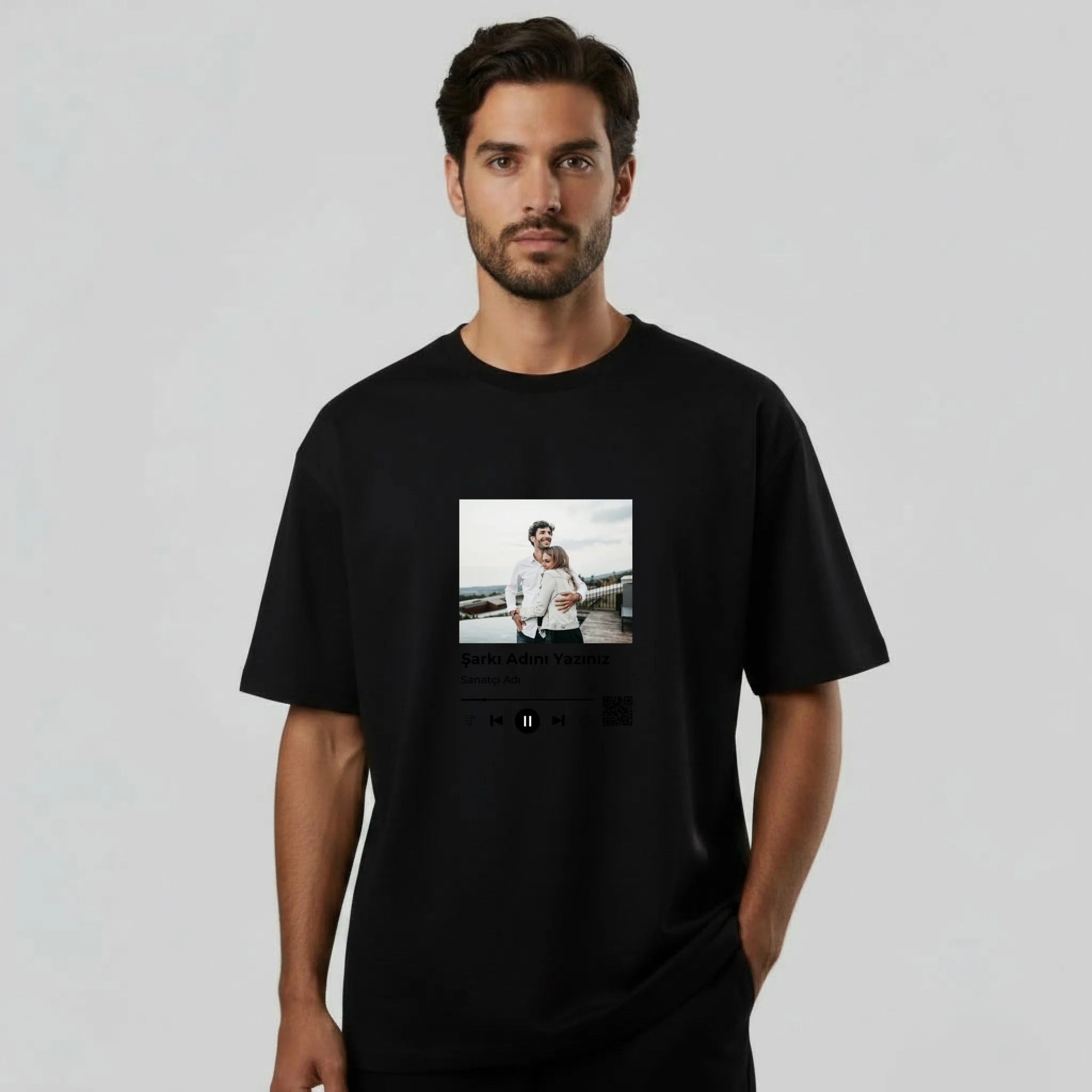 gemini-2.5-flash-image_aynı_görsel_aynı_tişört_manken_farklı_bir_erkek_manken_olsun-0