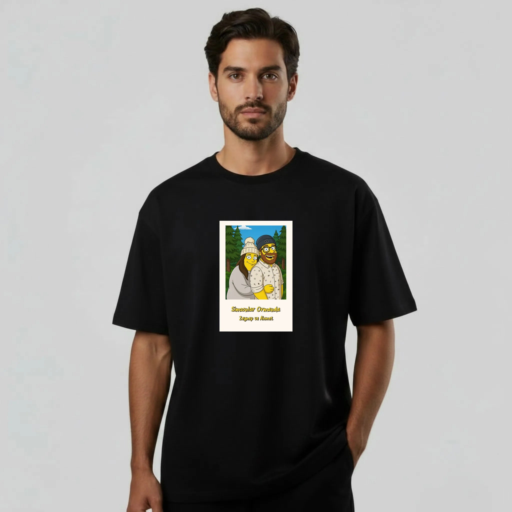 gemini-2.5-flash-image_aynı_görsel_aynı_tişört_manken_farklı_bir_erkek_manken_olsun-0