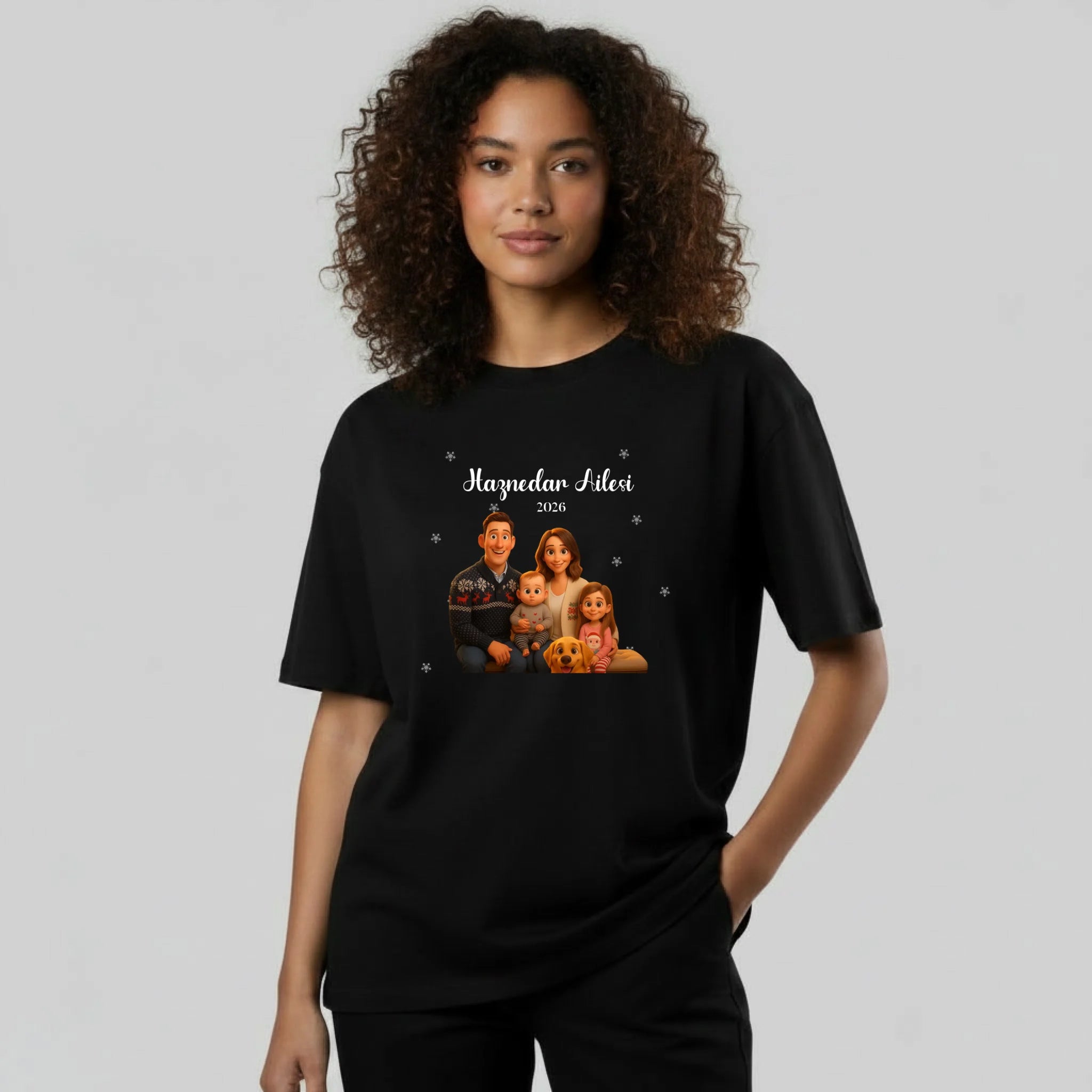 gemini-2.5-flash-image_aynı_görsel_aynı_tişört_manken_farklı_bir_kadın_manken_olsun-0