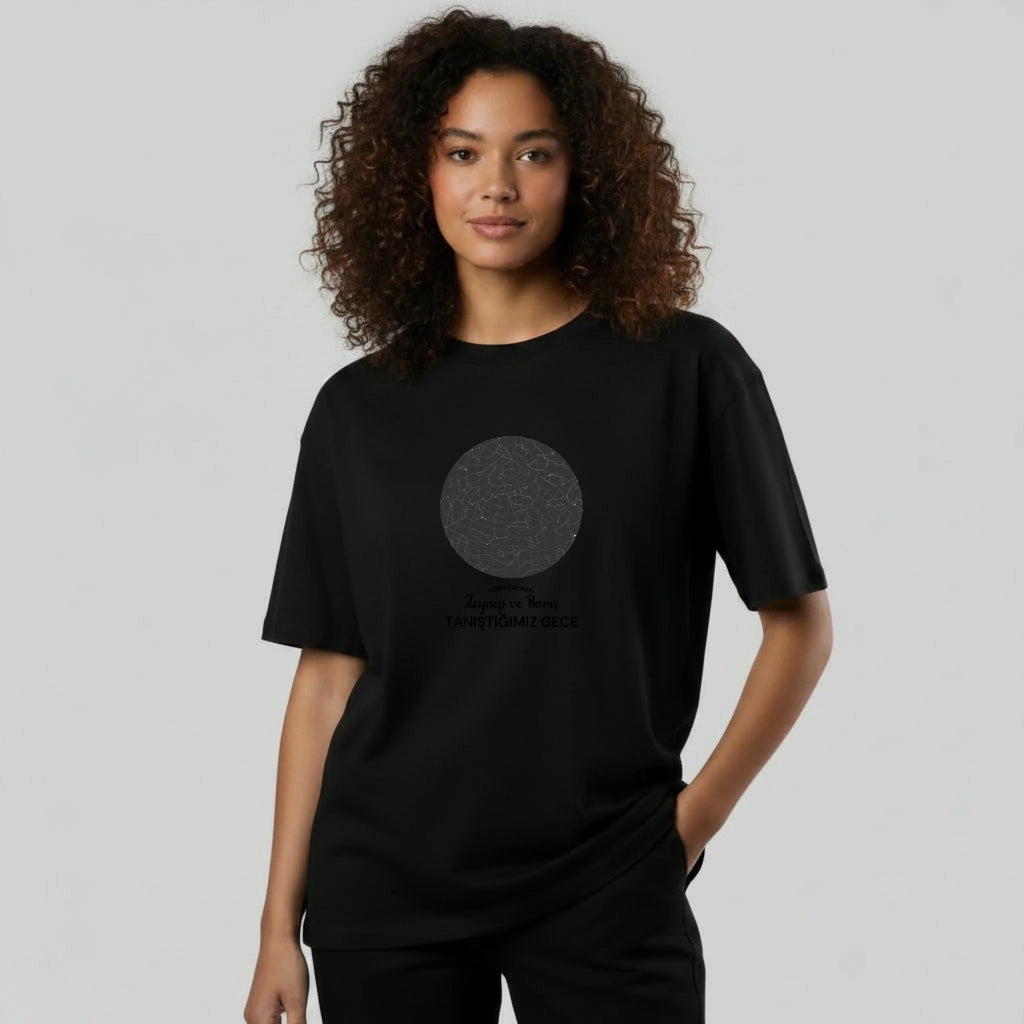 gemini-2.5-flash-image_aynı_görsel_aynı_tişört_manken_farklı_bir_kadın_manken_olsun-0